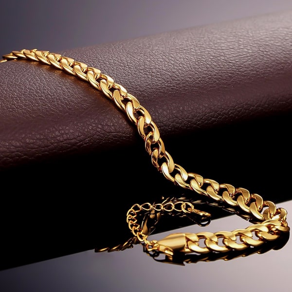 Details of the gold Cuban link ankle bracelet