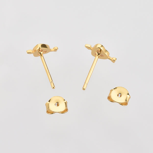 Gold heart and arrow stud earrings details