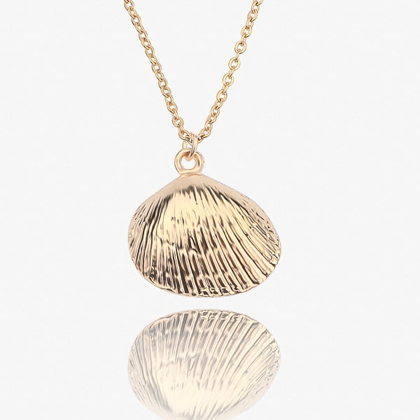 Gold scallop seashell necklace details