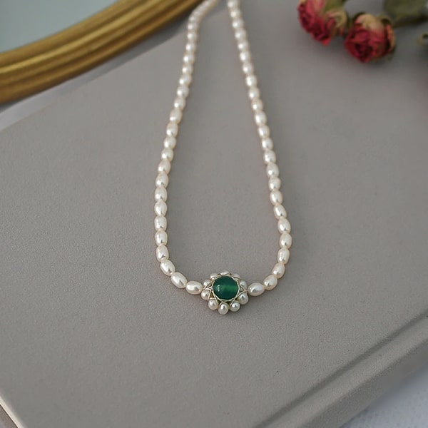 3-4mm oval pearl choker necklace with a green agate flower ornament details