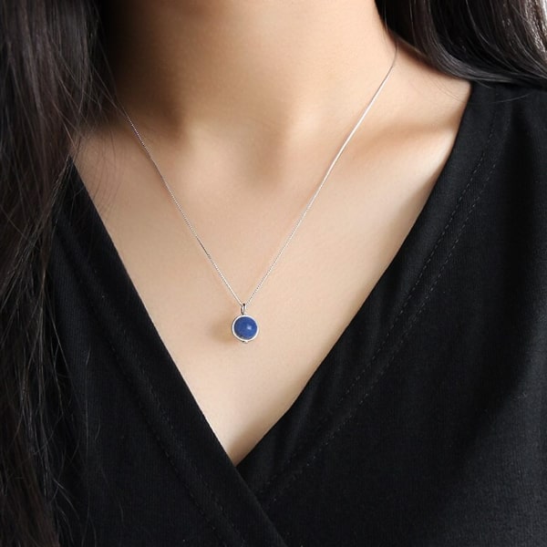 Woman wearing a lapis lazuli pendant necklace