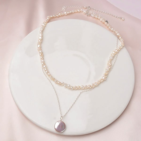 Details of the layered freshwater pearl necklace set