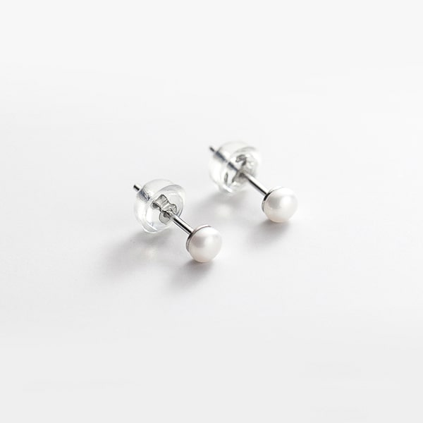 Mini pearl stud earrings details