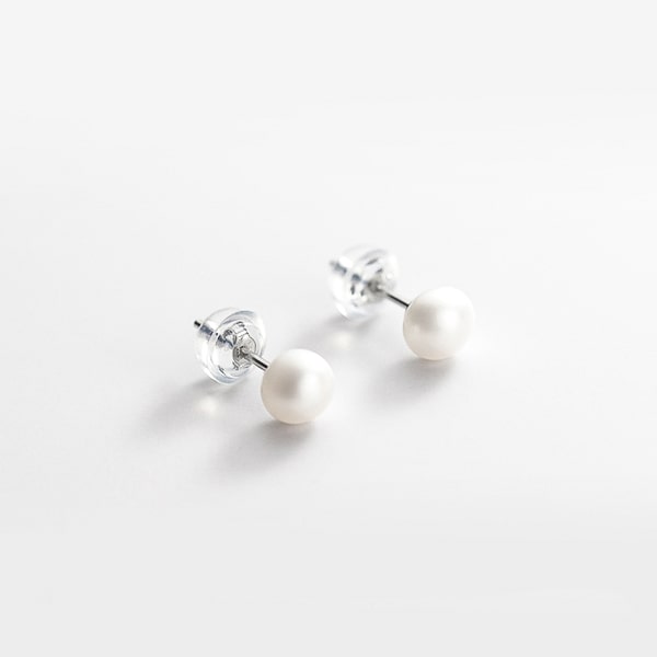 Pearl stud earrings details