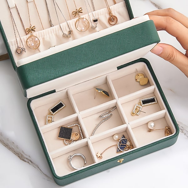 Details of the roomy jewelry organizer box