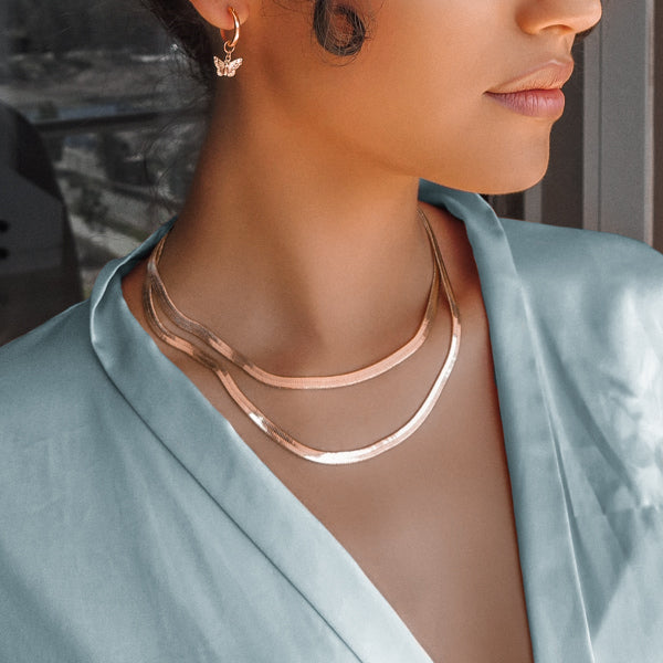 Woman wearing a 5mm rose gold herringbone chain necklace