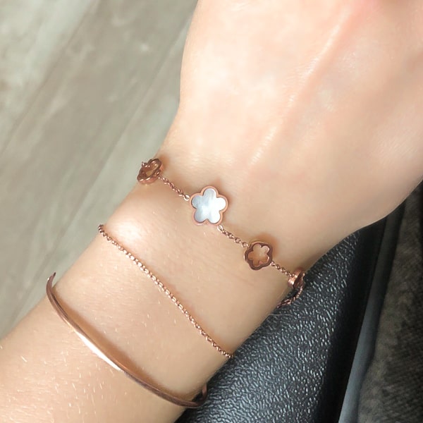 Rose gold flower chain bracelet on a woman's wrist