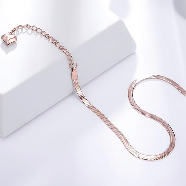 Detailed picture of the rose gold snake chain ankle bracelet