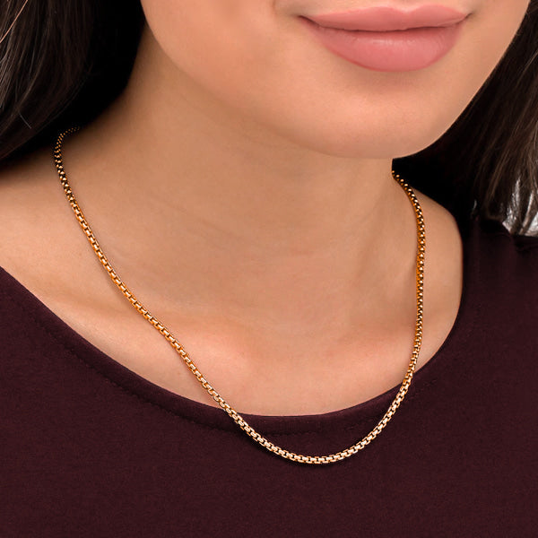 Woman wearing a round gold box chain necklace on her neck