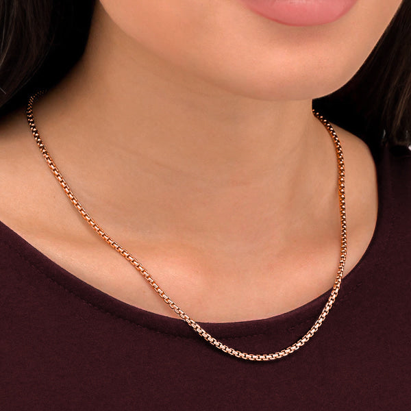 Woman wearing a round rose gold box chain necklace on her neck