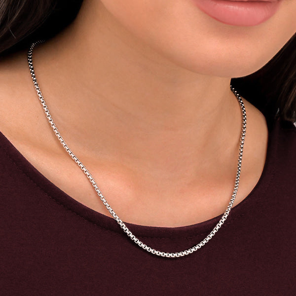 Woman wearing a round silver box chain necklace on her neck