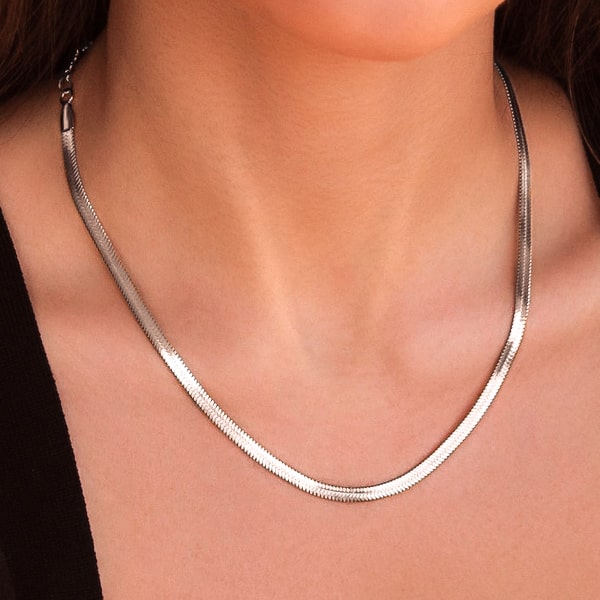 Woman wearing a 4mm silver herringbone chain necklace