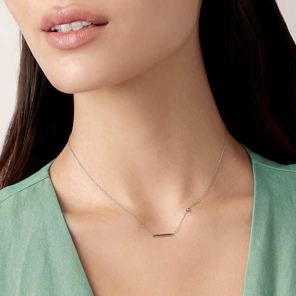 Woman wearing a silver bar necklace