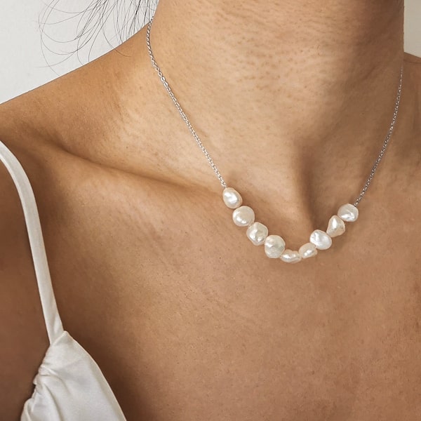 Silver baroque freshwater pearls necklace on a woman's neck