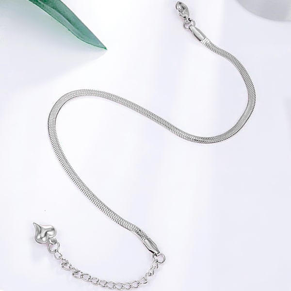 Detailed picture of the silver snake chain ankle bracelet
