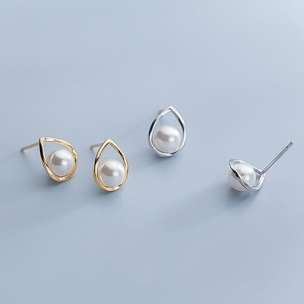 Silver waterdrop pearl stud earrings details