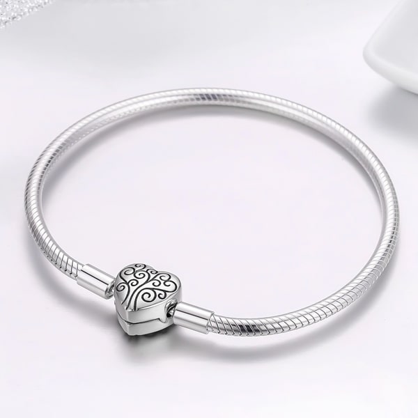 Sterling silver heart snake chain bracelet close up