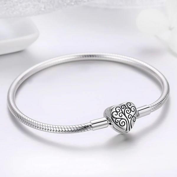 Sterling silver heart snake chain bracelet details