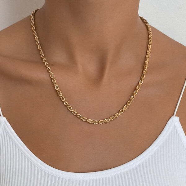 Woman wearing a thick 5mm gold rope chain necklace