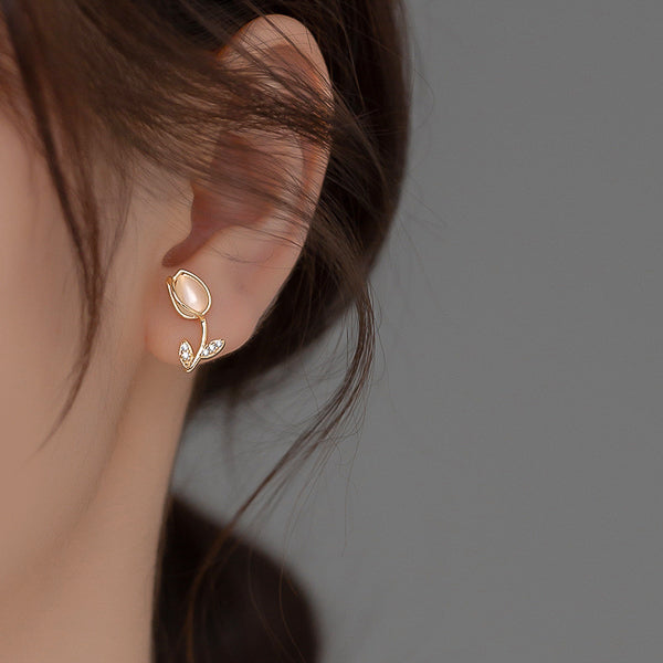 Woman wearing gold tulip earrings
